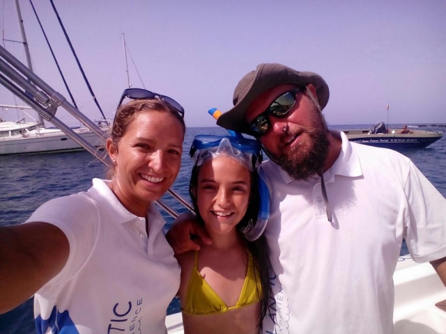  Com o pequeno com óculos de snorkel 